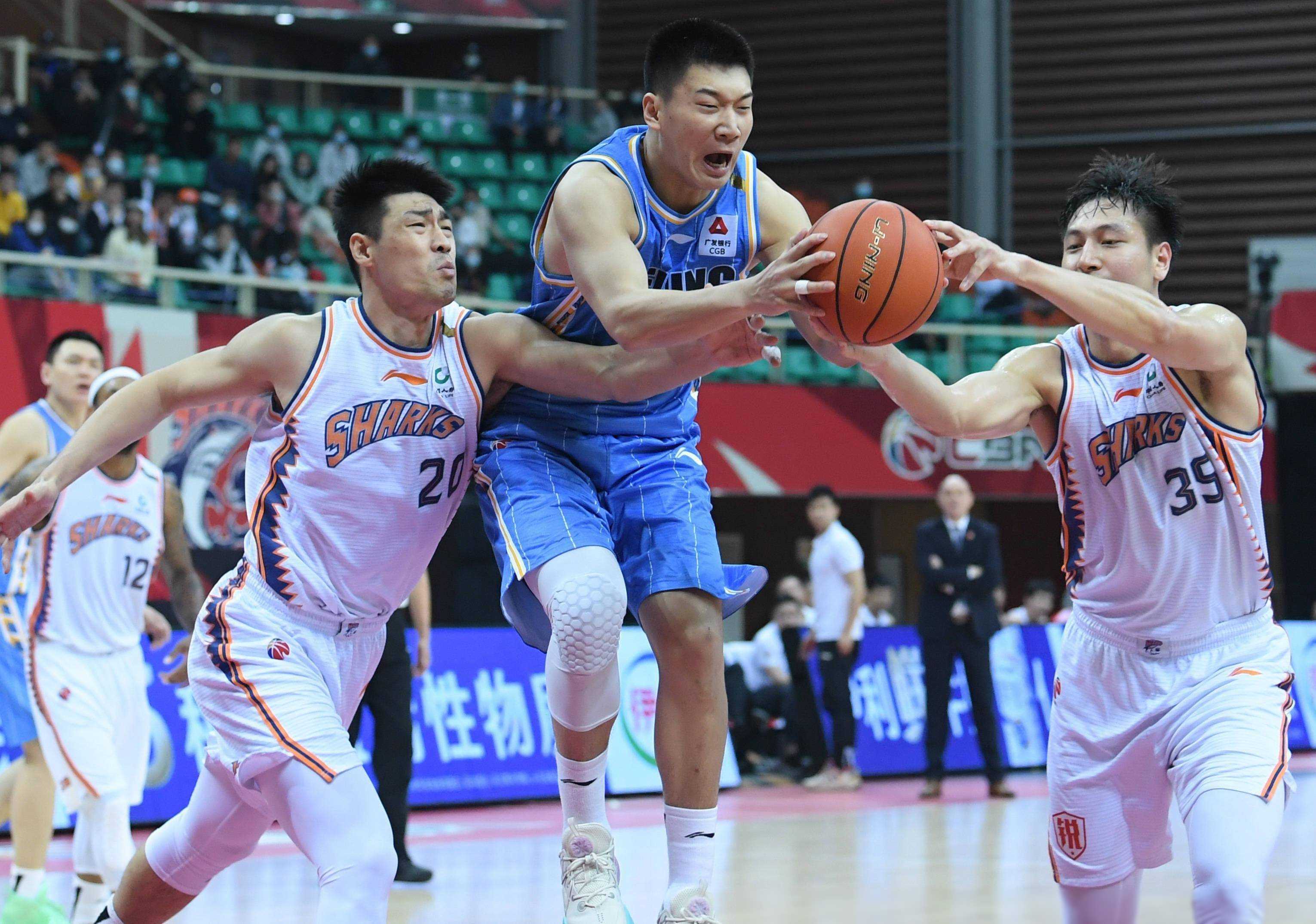 关于今晨布莱顿调整名单以备CBA常规赛，防线松动环节打磨，球迷炸锅，临场指挥获称赞的信息