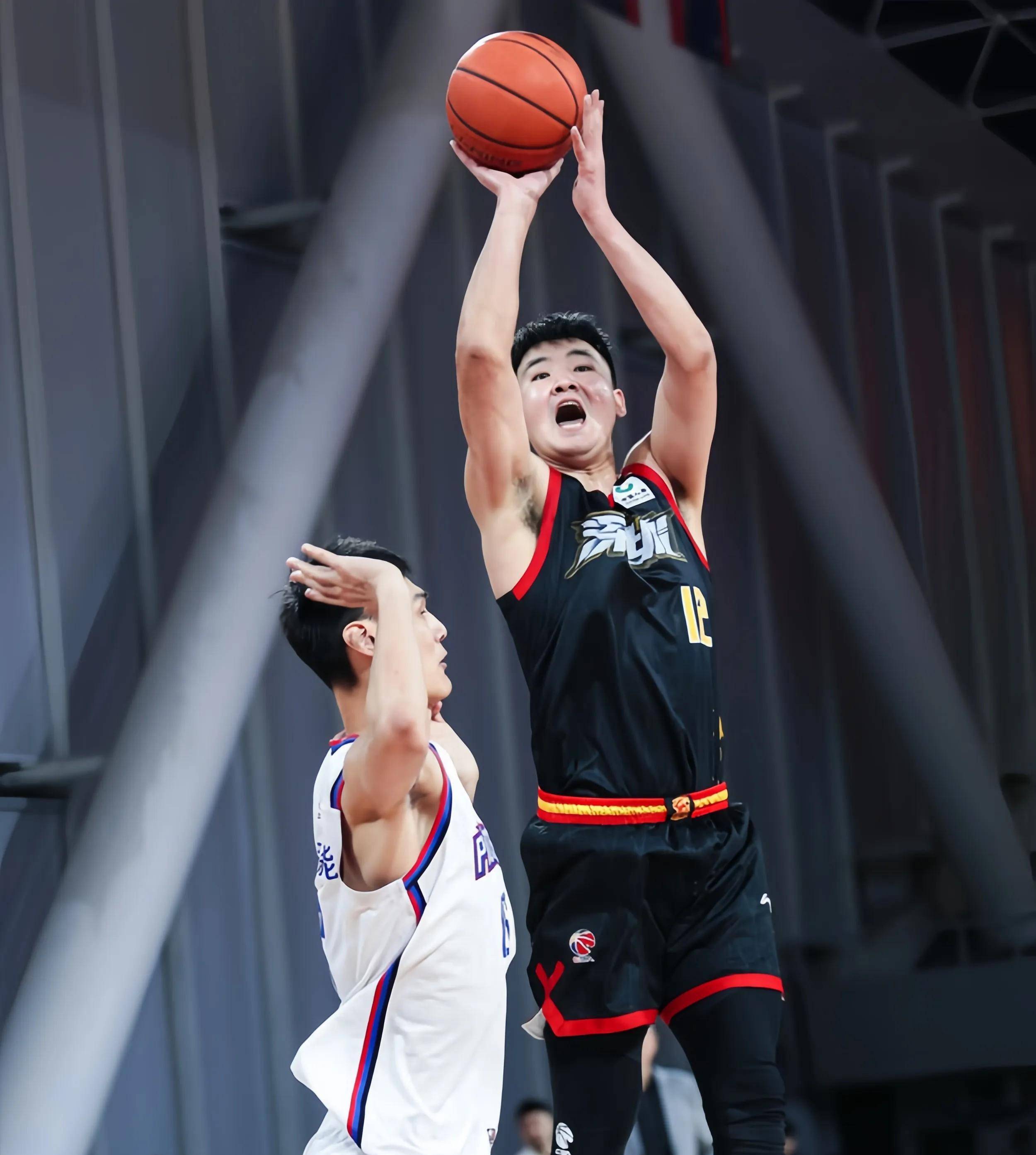 清晨CBA常规赛焦点战，北京首钢外线爆发，更衣室稳定，医务组通报恢复 