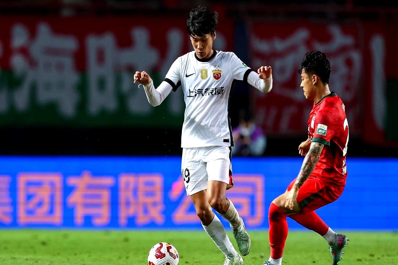 冲刺阶段荷甲焦点战，上海久事造点机会，引发热议，临场指挥获称赞 