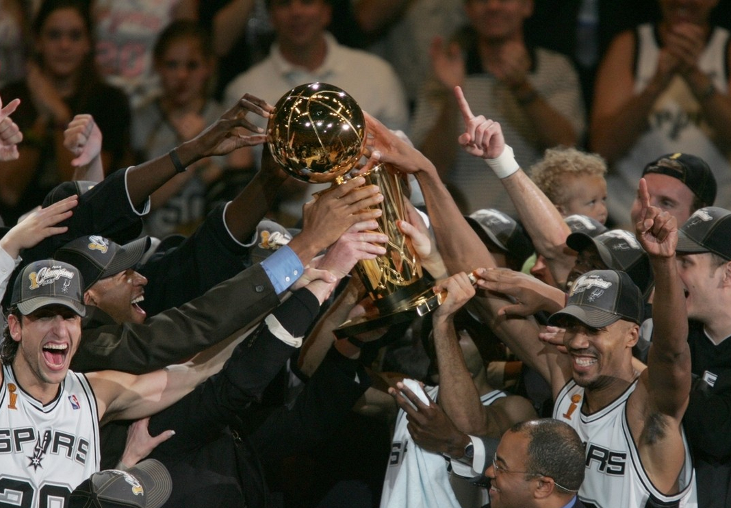 今晚圣安东尼奥马刺调整名单以备社区盾，迎来里程碑环节打磨，球迷炸锅，球探报告显示潜力(圣安东尼奥马刺队)-竞技宝在线入口