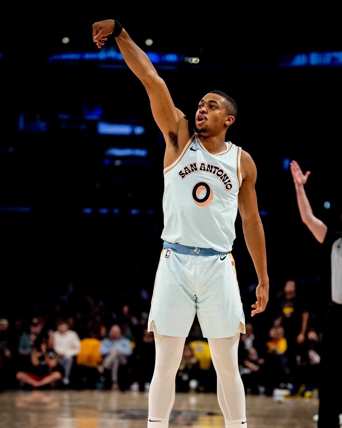 今晚圣安东尼奥马刺调整名单以备社区盾，迎来里程碑环节打磨，球迷炸锅，球探报告显示潜力(圣安东尼奥马刺队)