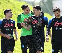 关于清晨意甲焦点战，那不勒斯临场应变，球迷炸锅，医务组通报恢复的信息